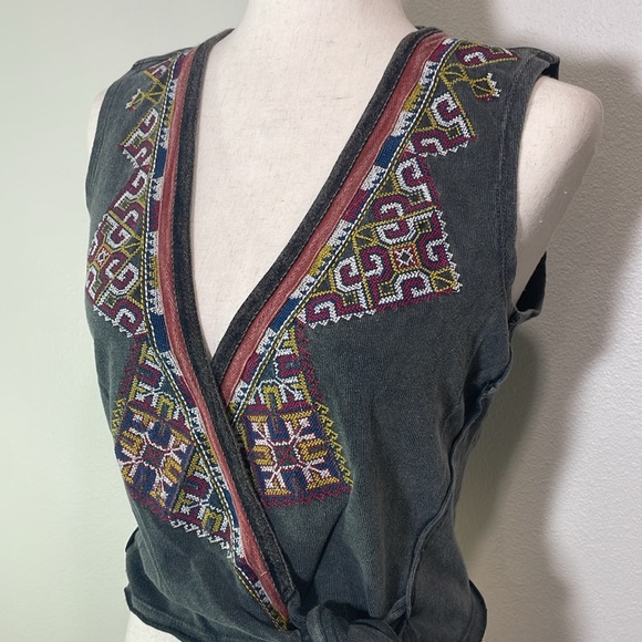 Free People Gray Aztec Embroidery Detail  V-Neck Tie Waist Size Small - Picture 2 of 11
